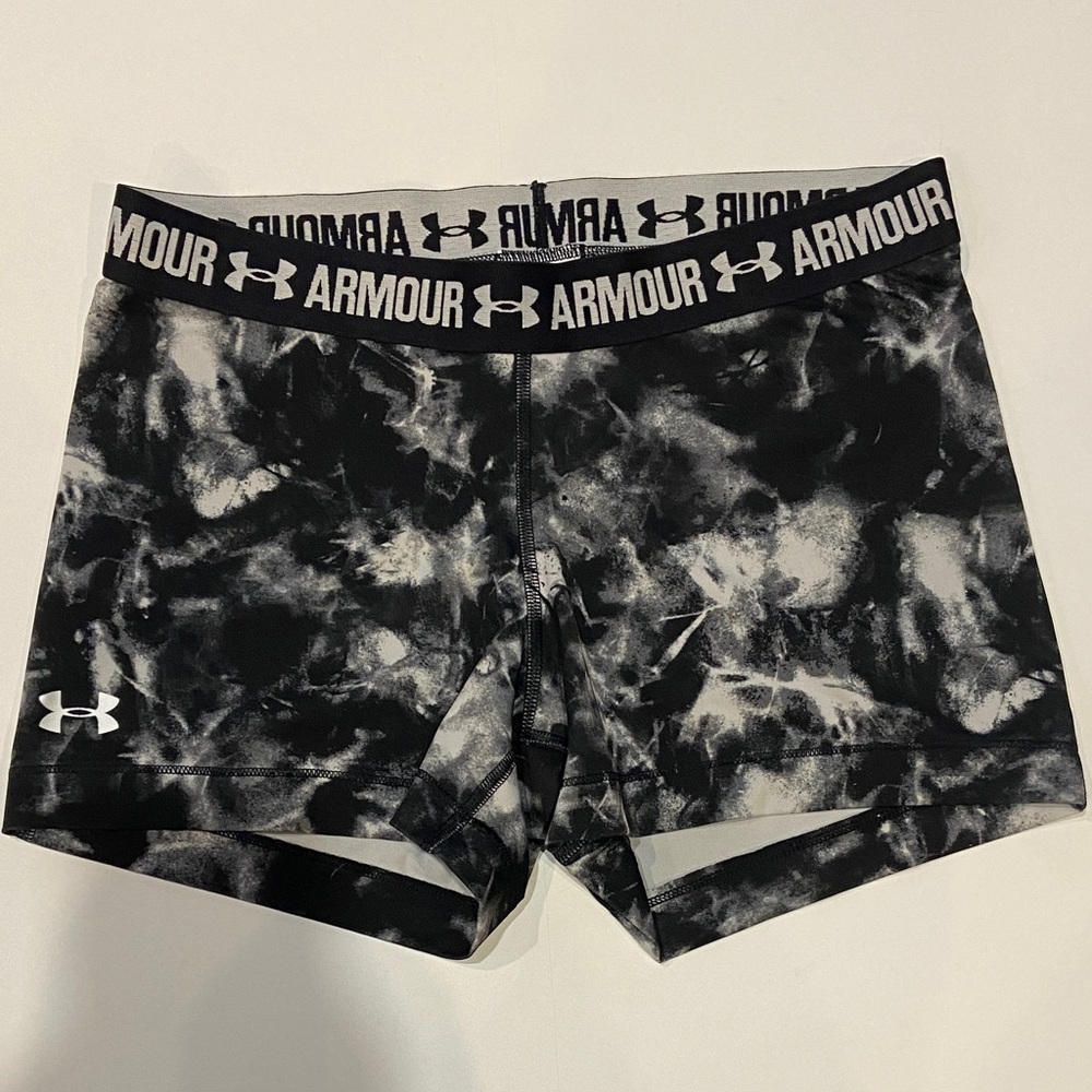 UNDER ARMOUR WOMENS BLACK AND WHITE MARBLE ATHLETIC SHORTS SIZE MEDIUM